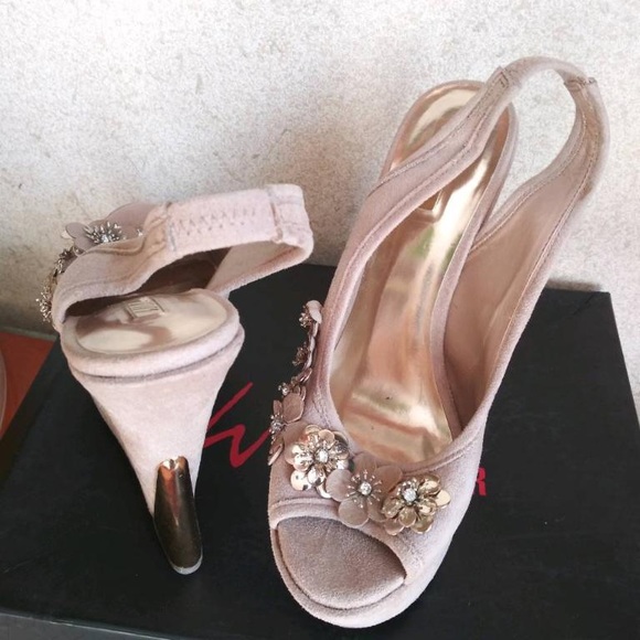 Wild pair beige platform shoes with flowers and golden details. Size 6.5 - Picture 2 of 13